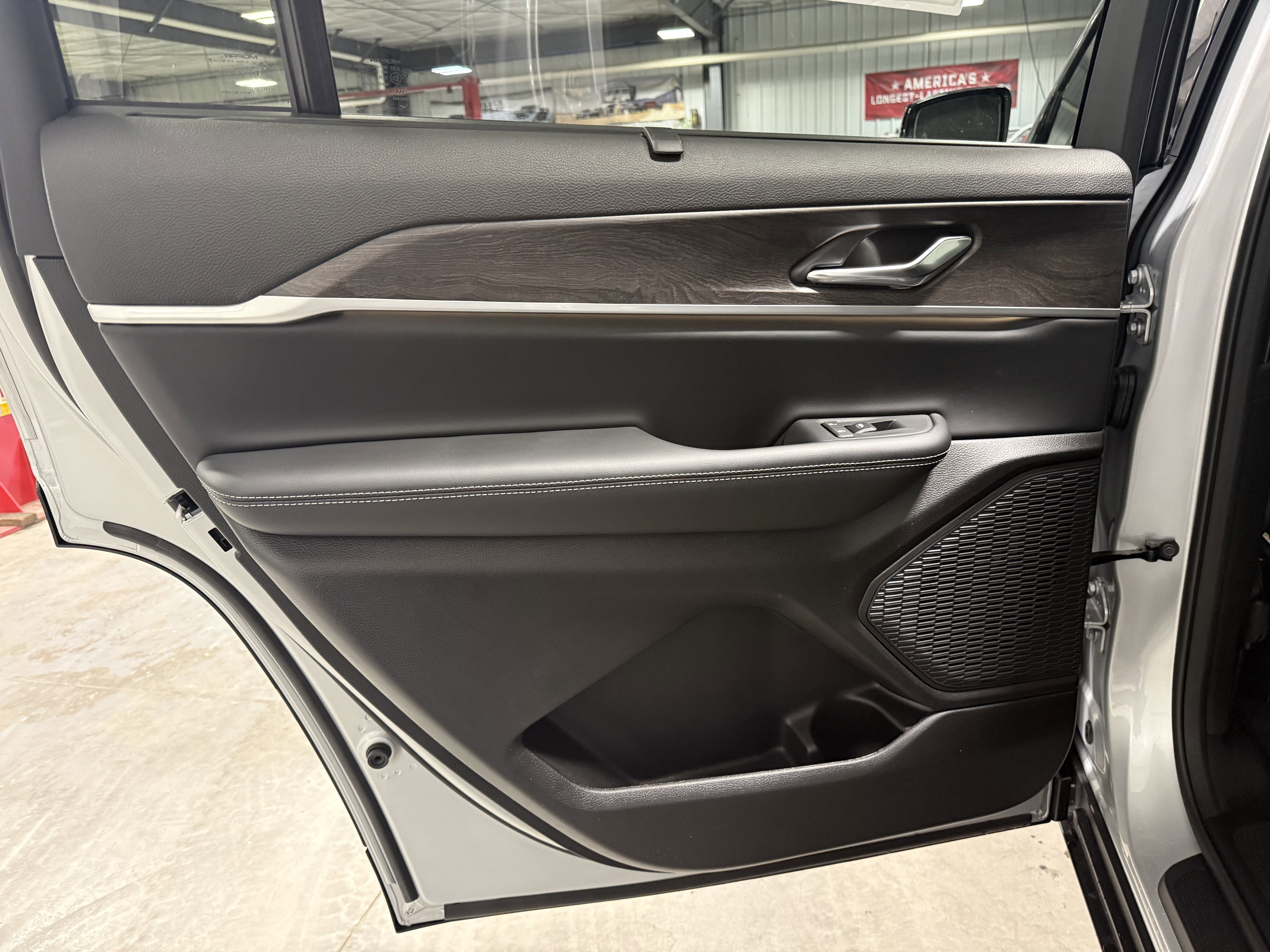 New 2025 Jeep Grand Cherokee L Limited image 21