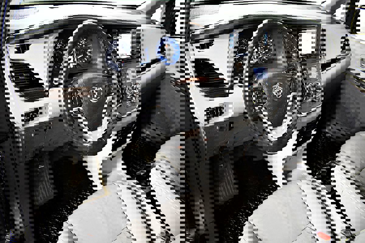 Used 2015 Toyota Sienna XLE image 17