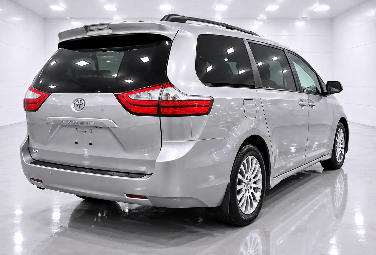 Used 2018 Toyota Sienna XLE w/ XLE Navigation Package FWD image 5