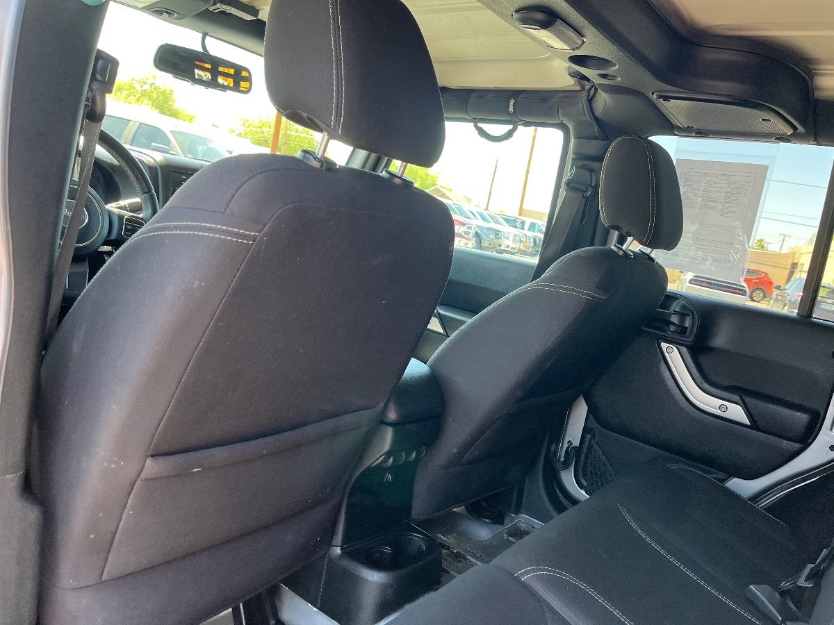 Used 2018 Jeep Wrangler Unlimited Sahara w/ Connectivity Group AWD/4WD image 25