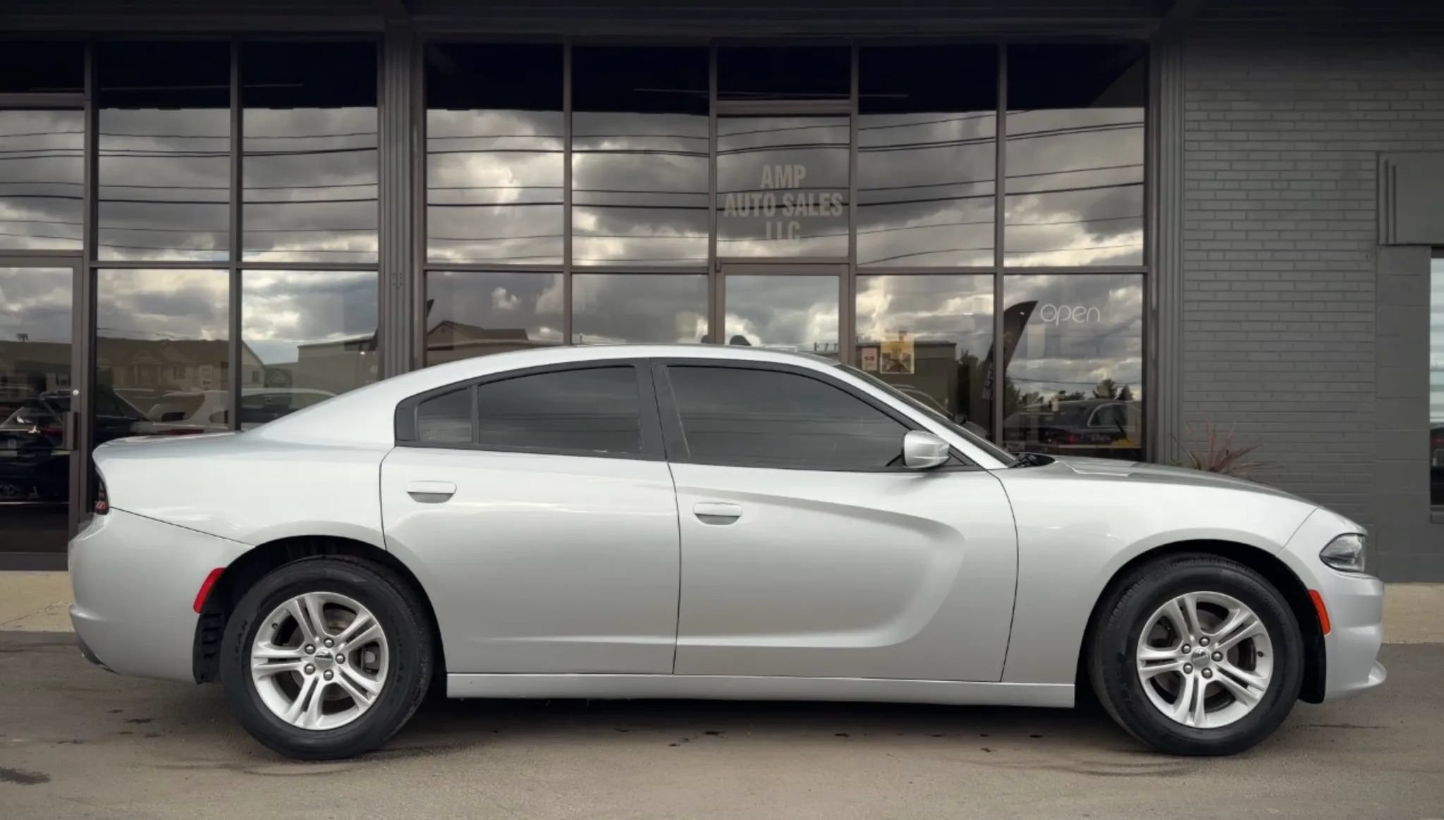 Used 2019 Dodge Charger SXT w/ Leather Interior Group RWD image 2