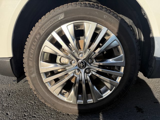 Certified 2023 Toyota Venza XLE AWD/4WD image 24