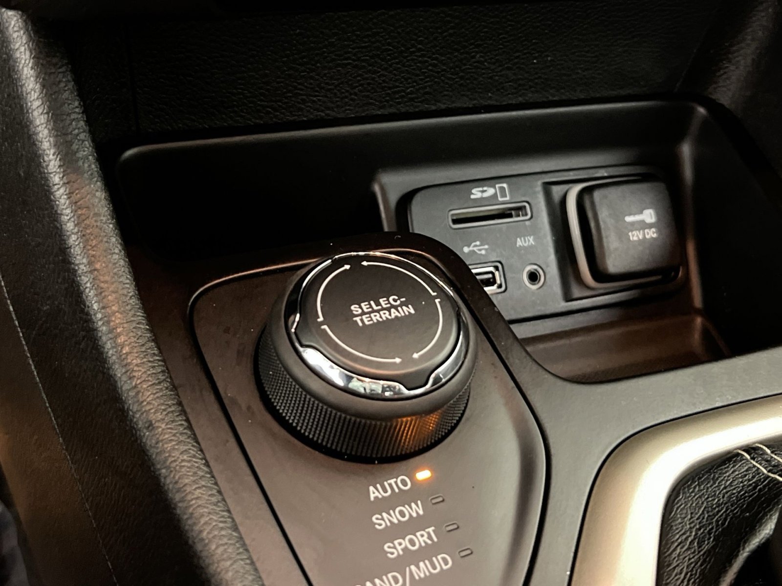 Used 2015 Jeep Cherokee Latitude w/ Cold Weather Group image 32