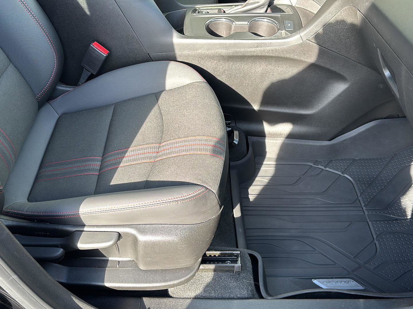 Used 2022 Chevrolet Equinox RS w/ LPO, Floor Liner Package FWD image 19