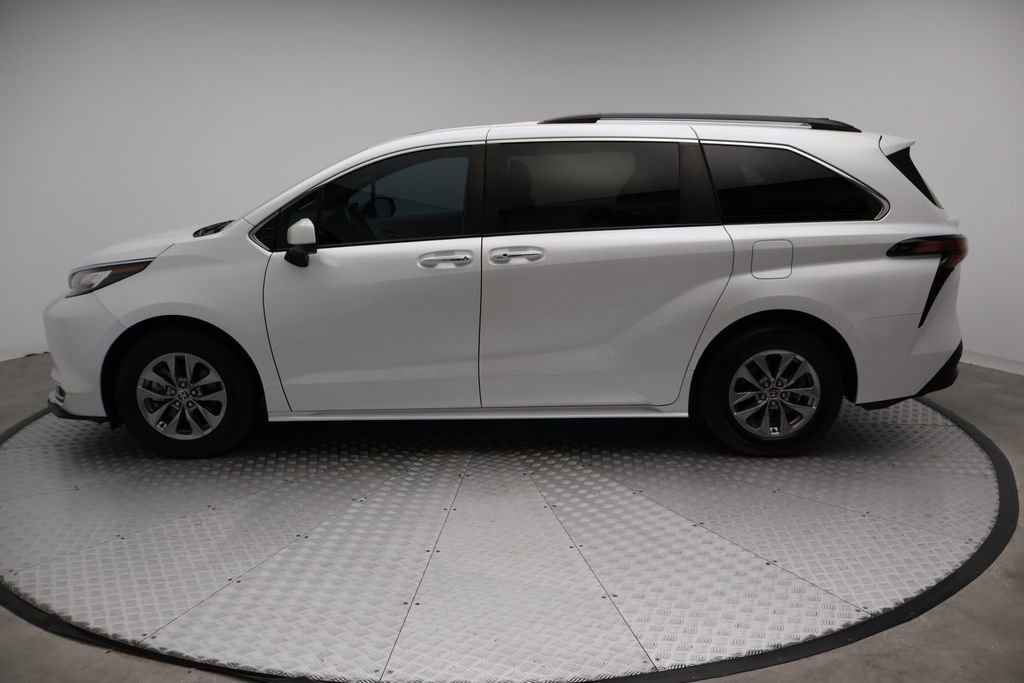 Used 2022 Toyota Sienna XLE FWD image 12