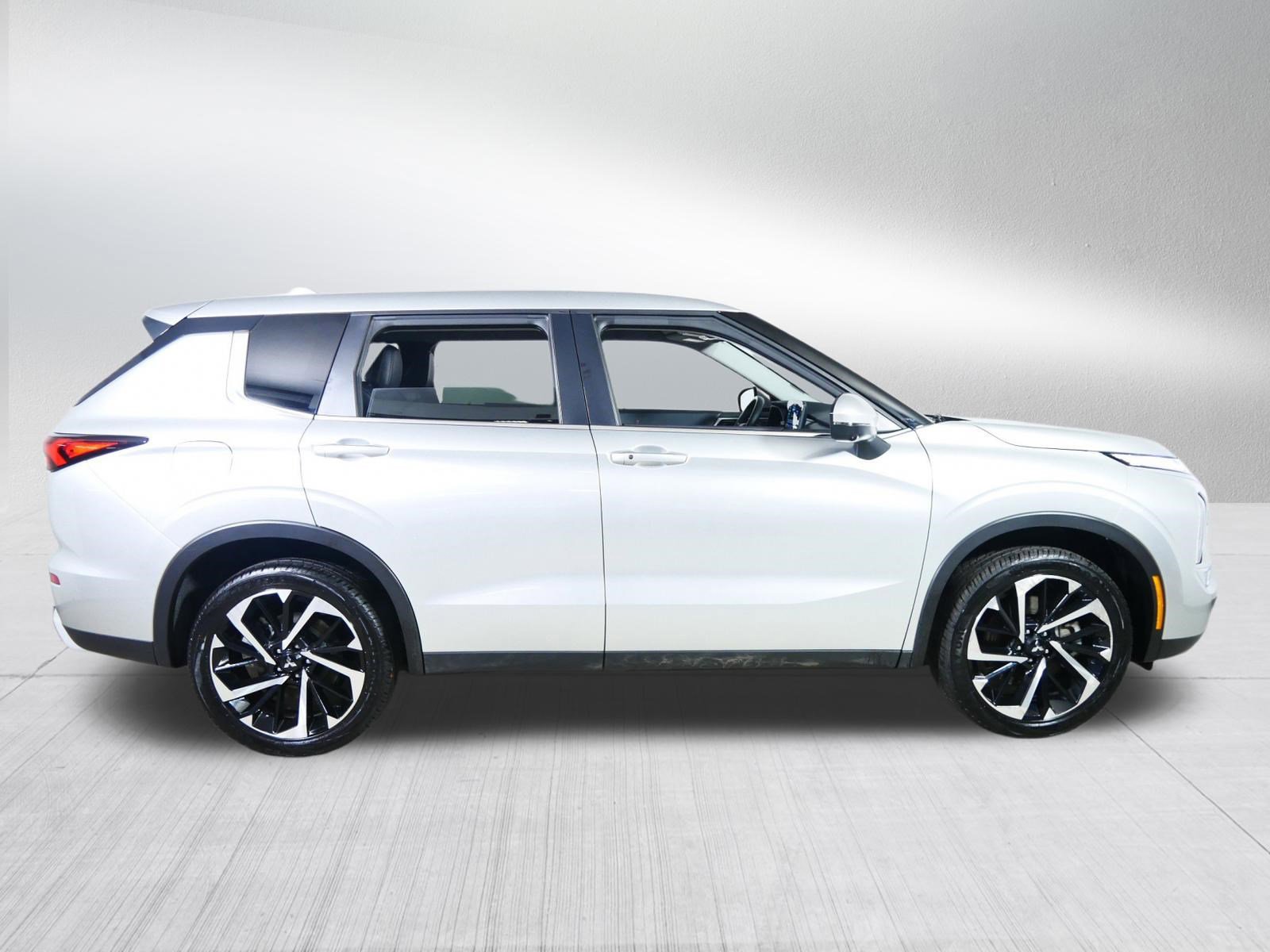 Used 2024 Mitsubishi Outlander SE image 8