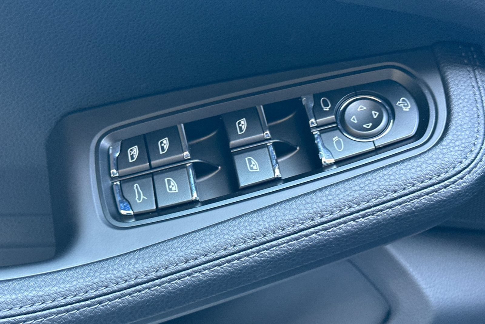 New 2026 Porsche Macan AWD/4WD image 13