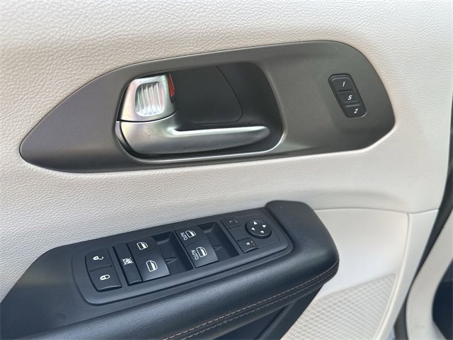 Used 2020 Chrysler Pacifica Touring-L image 16