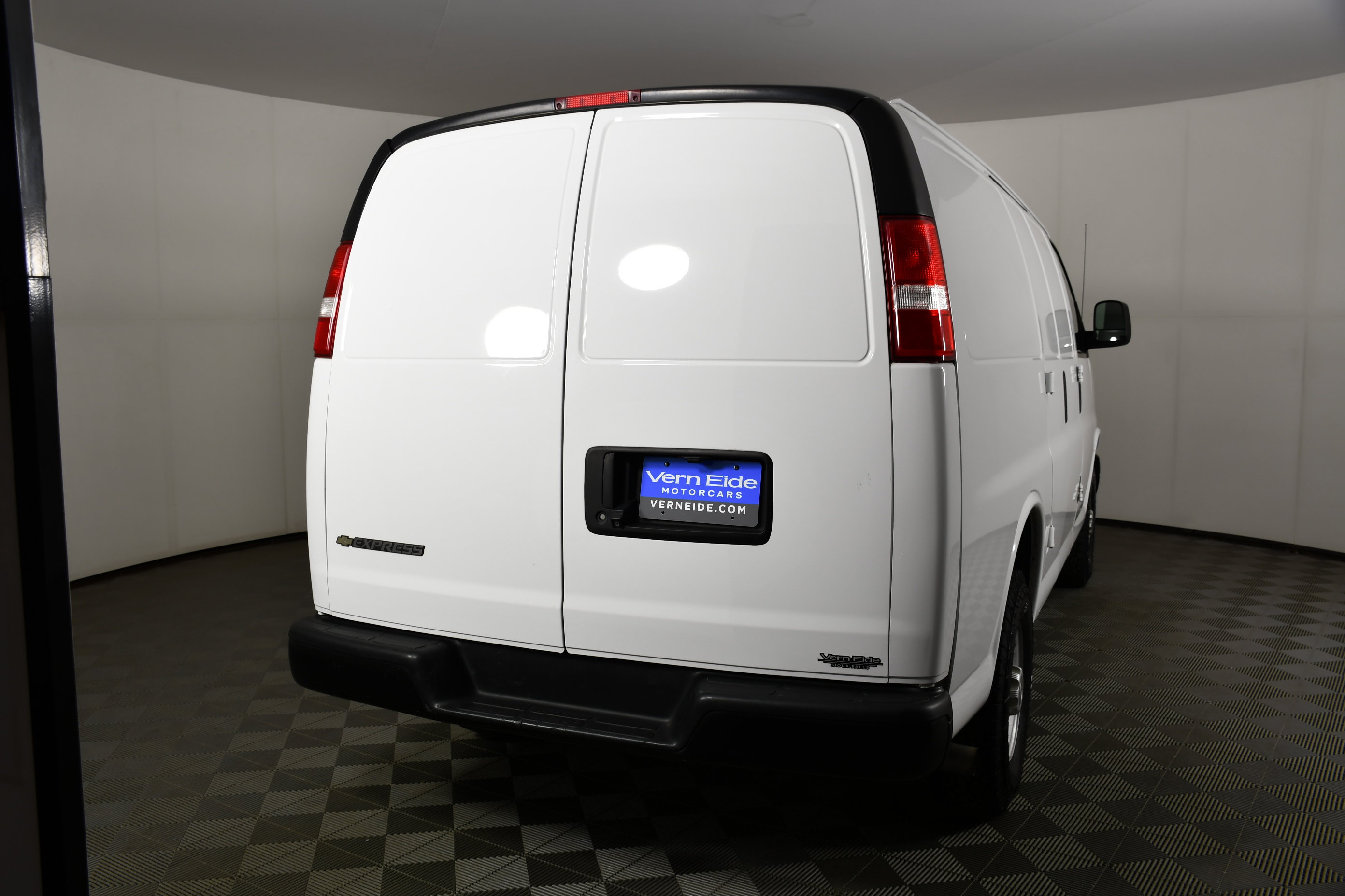 Used 2020 Chevrolet Express 2500 w/ Driver Convenience Package RWD image 7