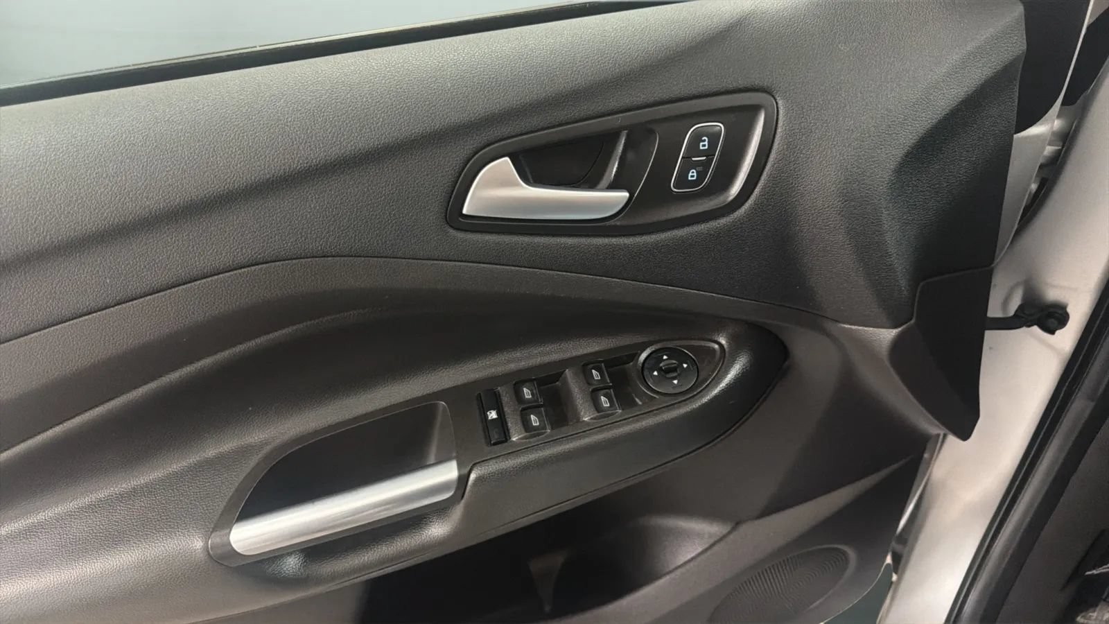 Used 2018 Ford Escape SE w/ Ford Safe & Smart Package AWD/4WD image 16