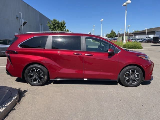 Used 2025 Toyota Sienna Platinum AWD/4WD image 4