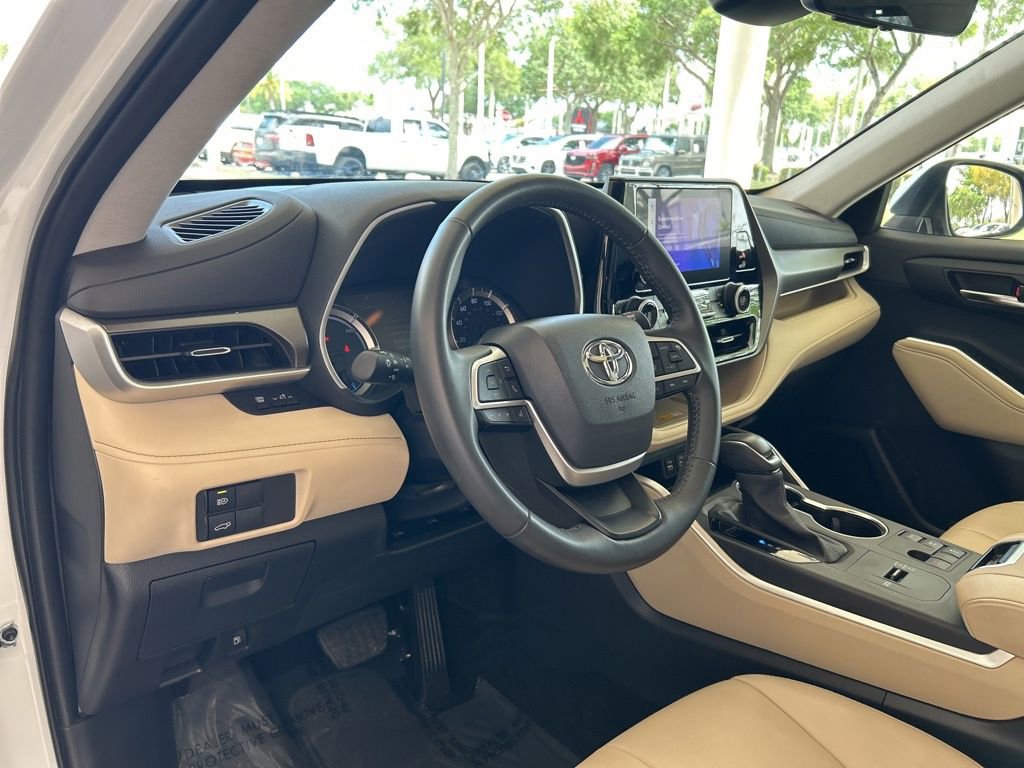 Used 2024 Toyota Highlander XLE AWD/4WD image 11