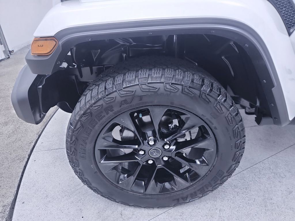Used 2025 Jeep Gladiator Sport image 10