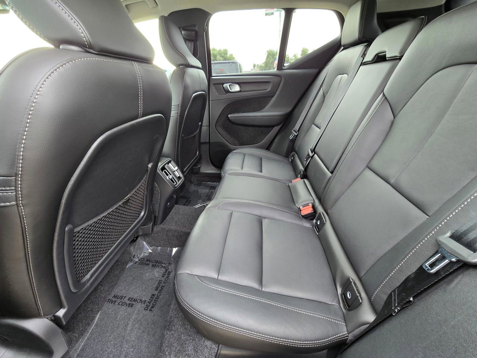 Used 2025 Volvo XC40 B5 Plus image 10