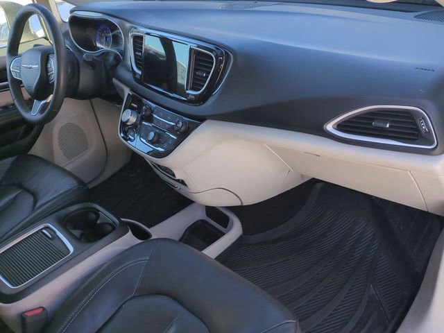 Used 2022 Chrysler Pacifica Touring-L image 26