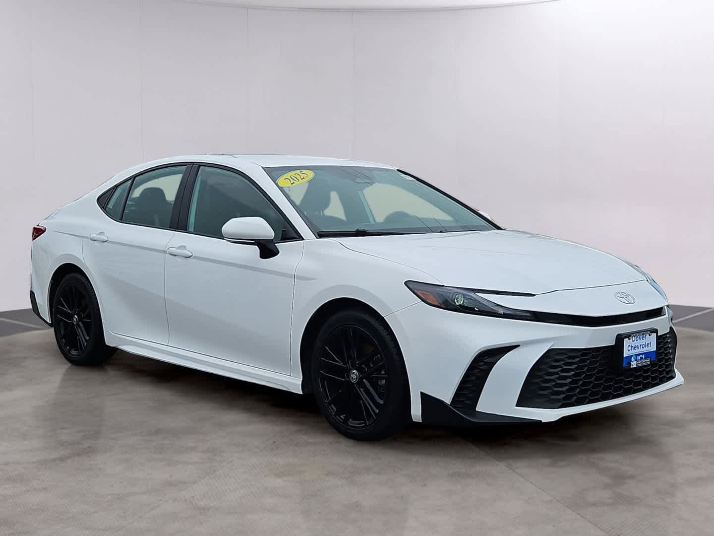 Used 2025 Toyota Camry SE FWD image 3