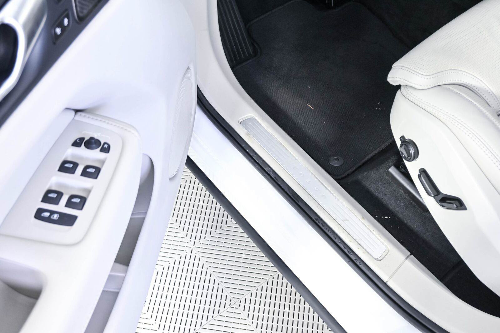 Certified 2023 Volvo XC60 B5 Ultimate FWD image 9