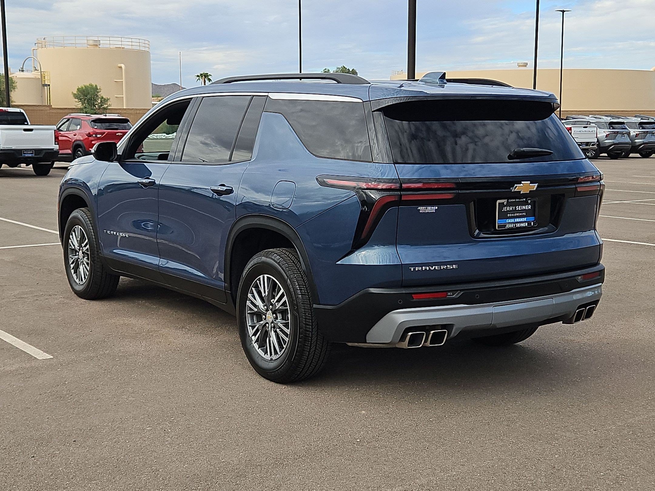 Used 2025 Chevrolet Traverse LT FWD image 3