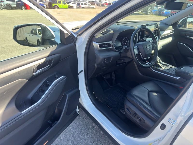 Used 2021 Toyota Highlander XLE image 9