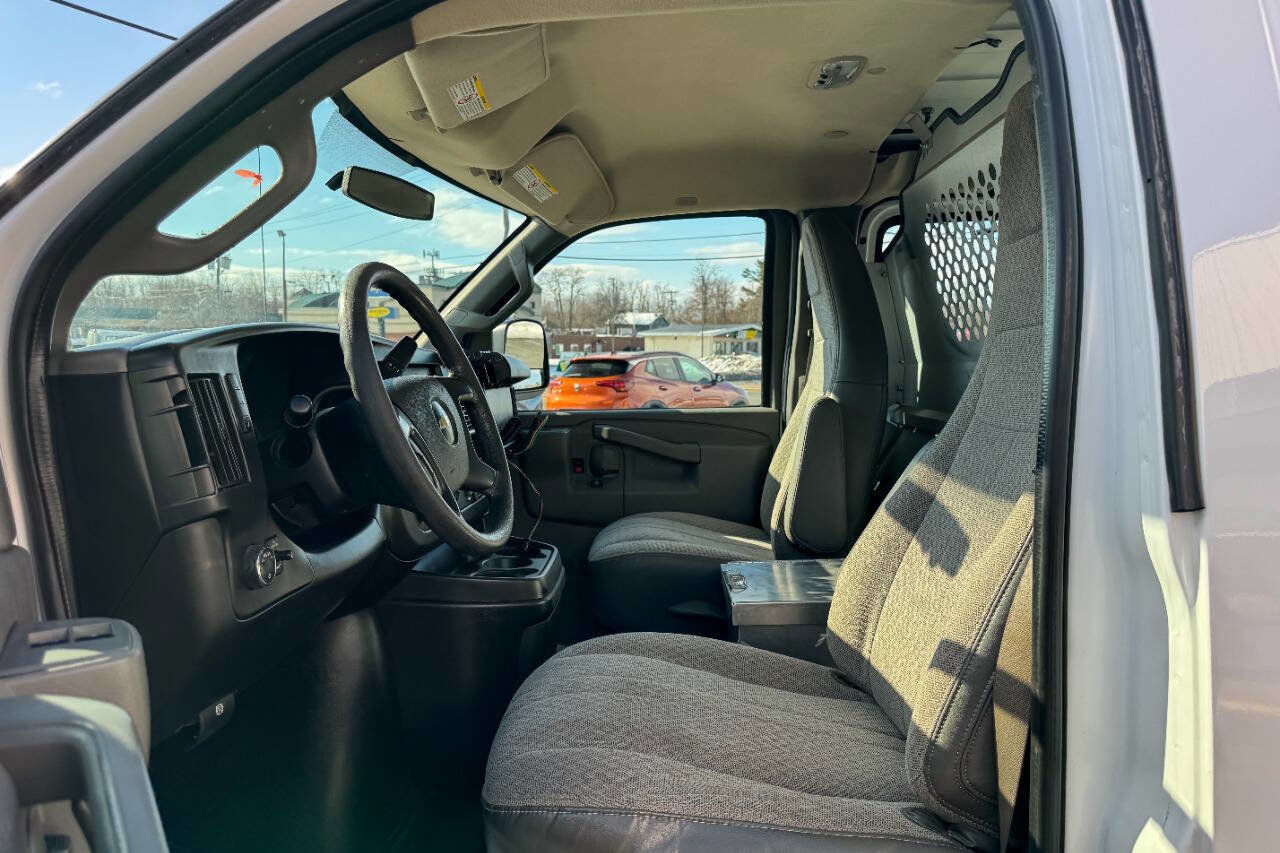 Used 2016 Chevrolet Express 2500 image 19