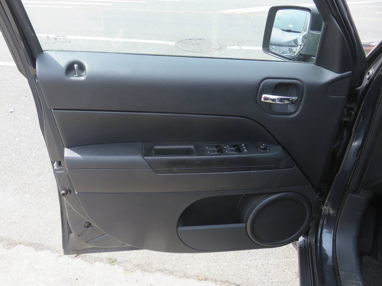 Used 2014 Jeep Patriot Latitude AWD/4WD image 23