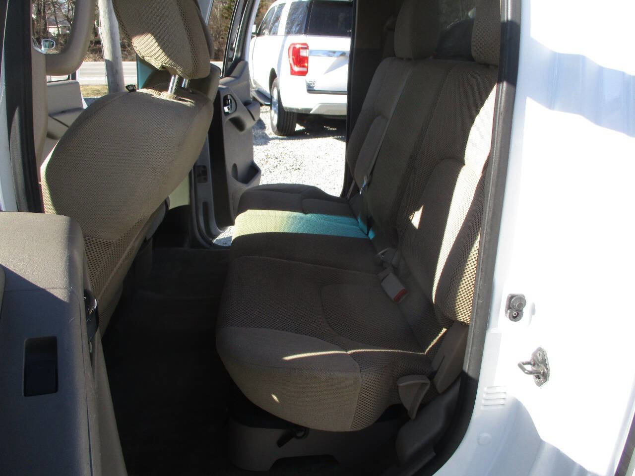 Used 2010 Nissan Frontier SE image 23