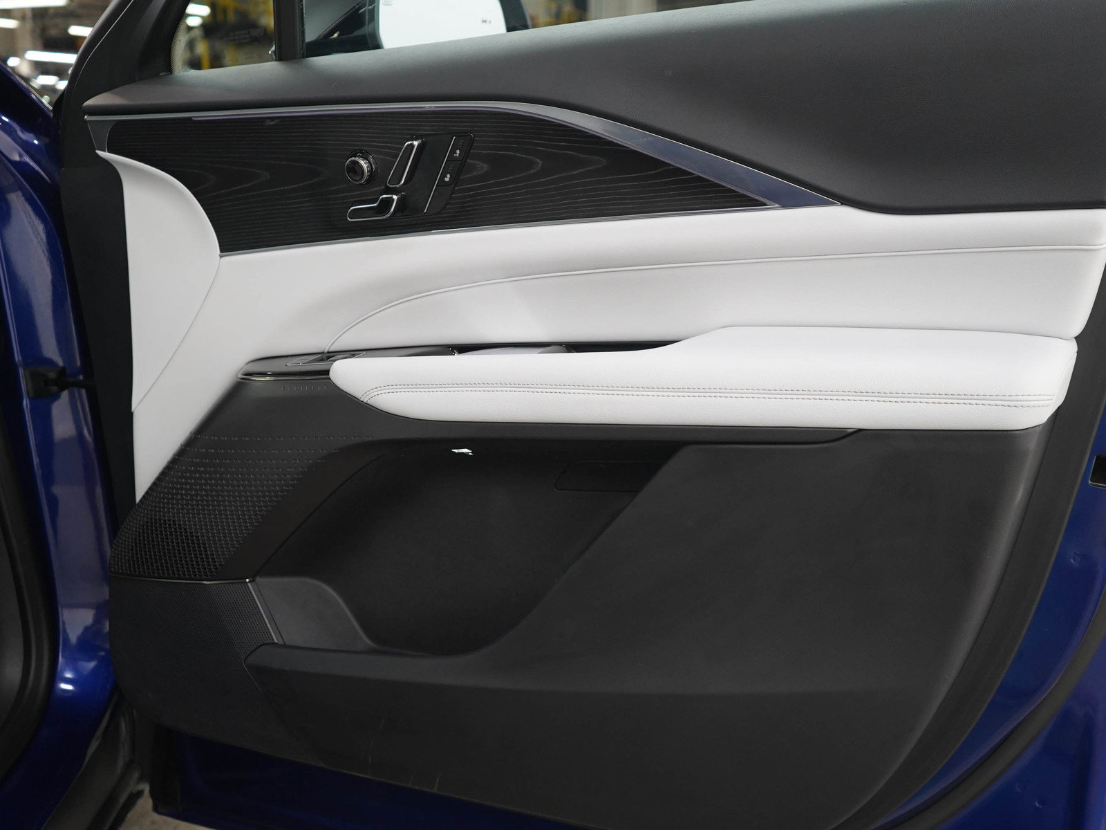 Used 2024 Cadillac Lyriq Sport w/ LPO, Floor Liner Package AWD/4WD image 9