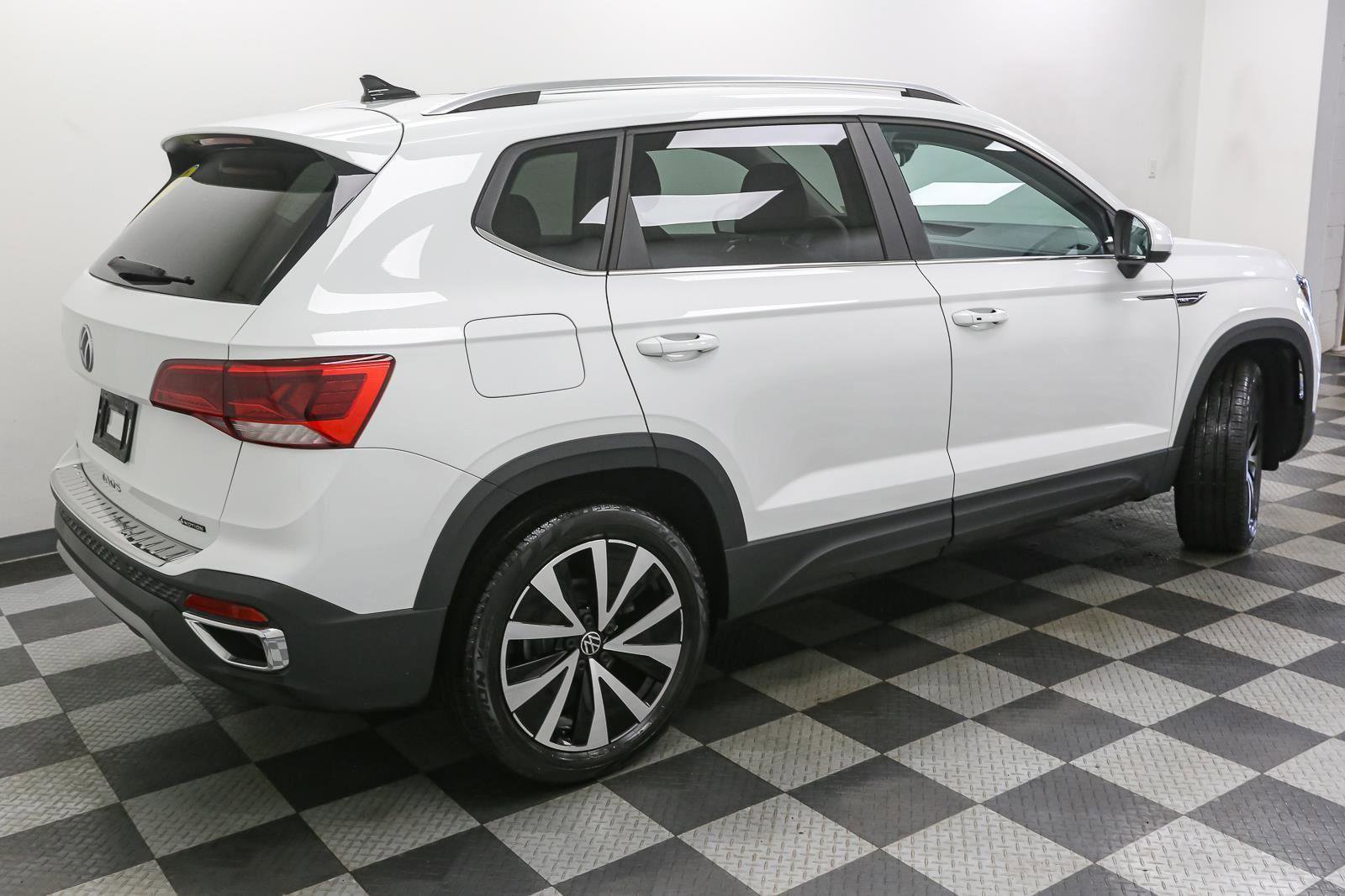 Certified 2023 Volkswagen Taos SE w/ Panoramic Sunroof Package AWD/4WD image 11