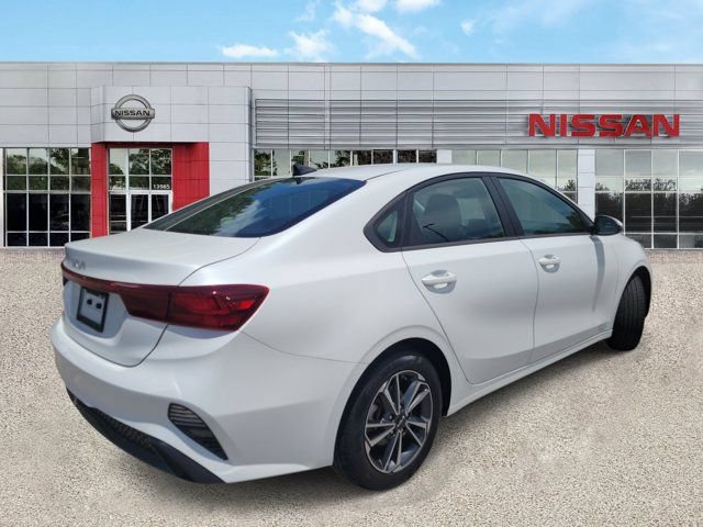 Used 2023 Kia Forte LXS w/ LXS Technology Package FWD image 2