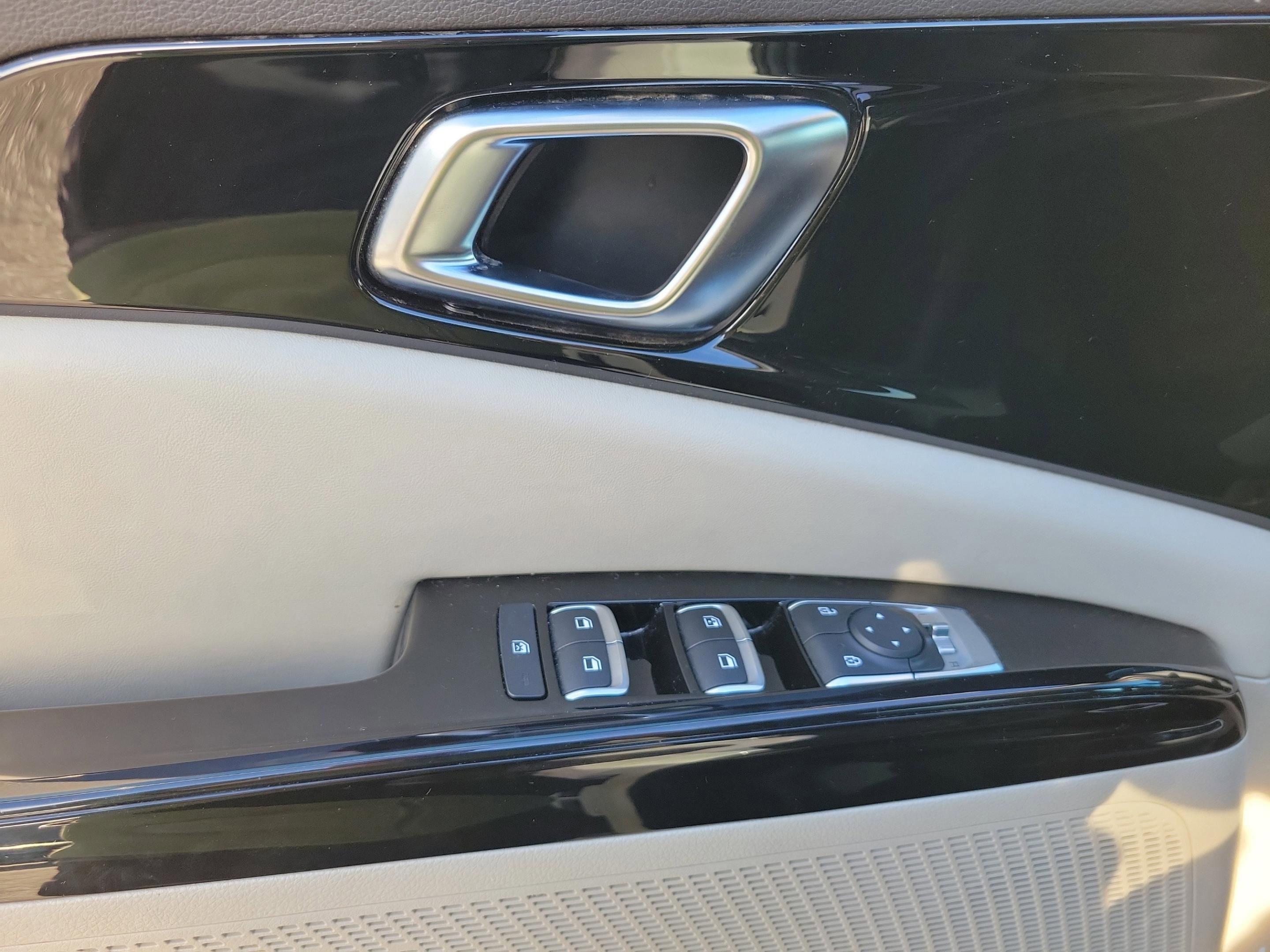 Used 2024 Kia Carnival EX image 18