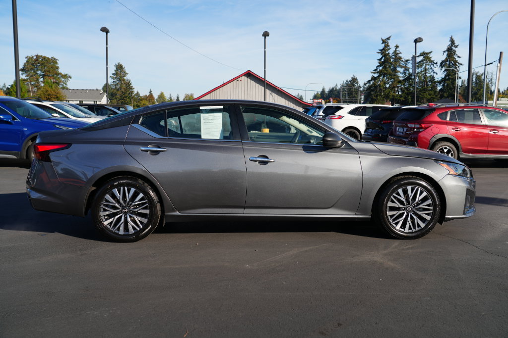Used 2024 Nissan Altima 2.5 SV FWD image 8