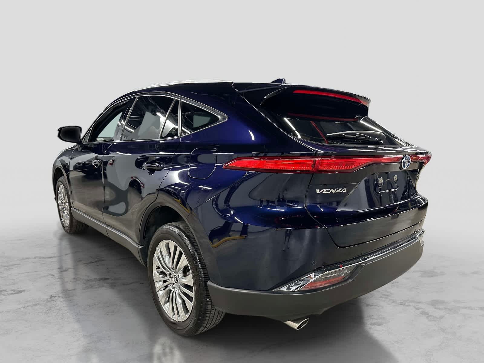 Used 2024 Toyota Venza XLE AWD/4WD image 3