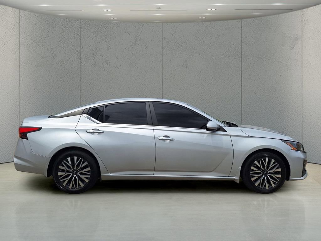 Used 2023 Nissan Altima 2.5 SV w/ SV Premium Package FWD image 6