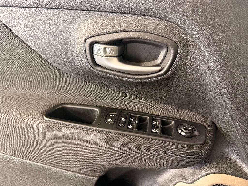 Used 2015 Jeep Renegade Latitude AWD/4WD image 27