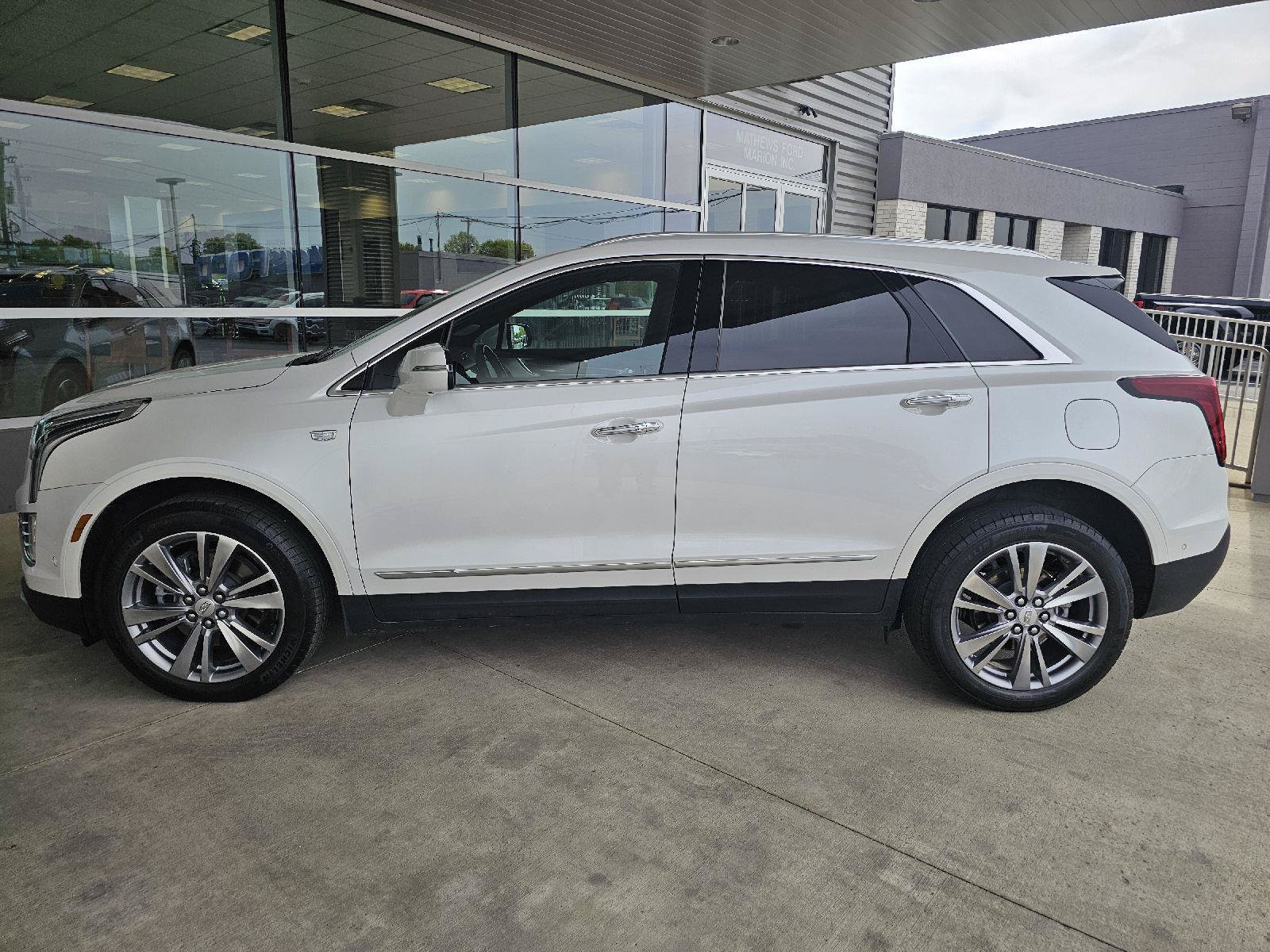 Used 2024 Cadillac XT5 Premium Luxury w/ Technology Package AWD/4WD image 2