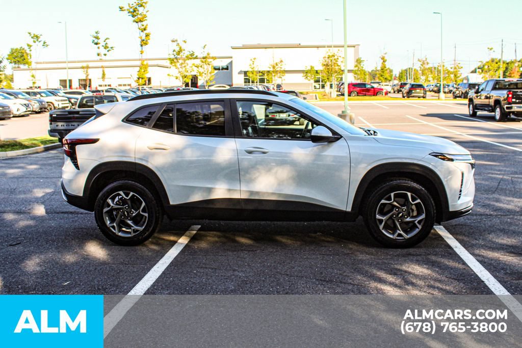 Used 2025 Chevrolet Trax LT FWD image 8
