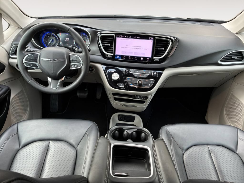 Used 2024 Chrysler Pacifica Touring-L FWD image 10