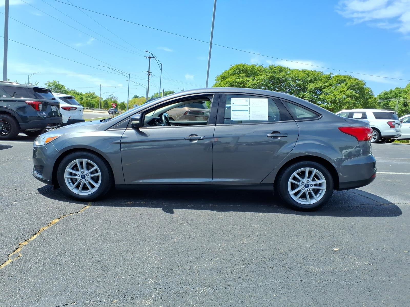 Used 2018 Ford Focus SE w/ Cold Weather Package FWD image 5