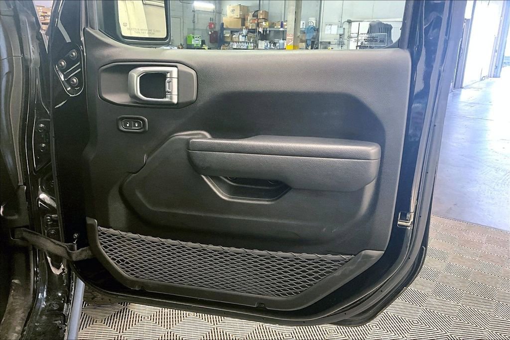 Used 2022 Jeep Wrangler Rubicon w/ Cold Weather Group AWD/4WD image 25