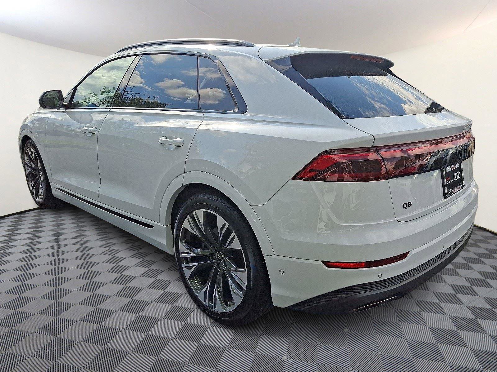 Used 2025 Audi Q8 Prestige w/ Prestige Package image 4