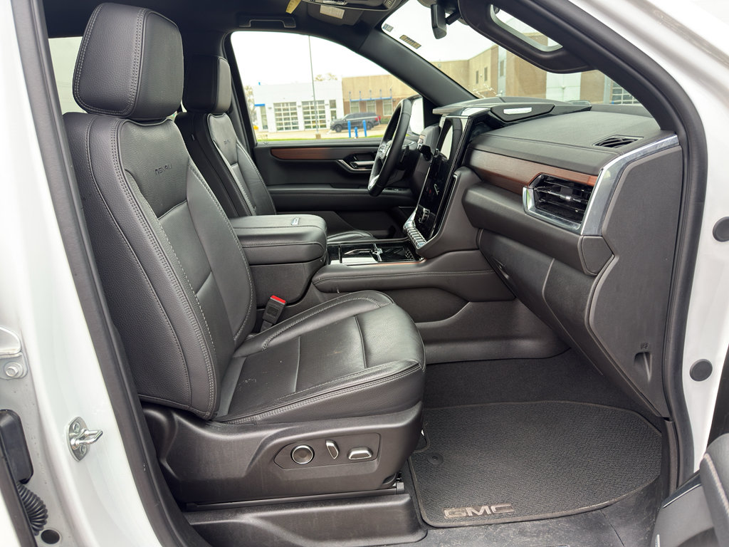 Used 2025 GMC Yukon XL Denali AWD/4WD image 9