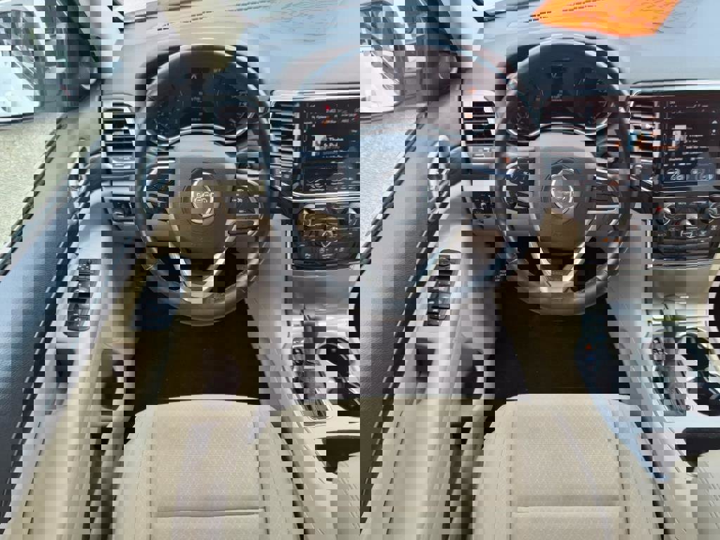 Used 2022 Jeep Grand Cherokee Laredo E AWD/4WD image 15