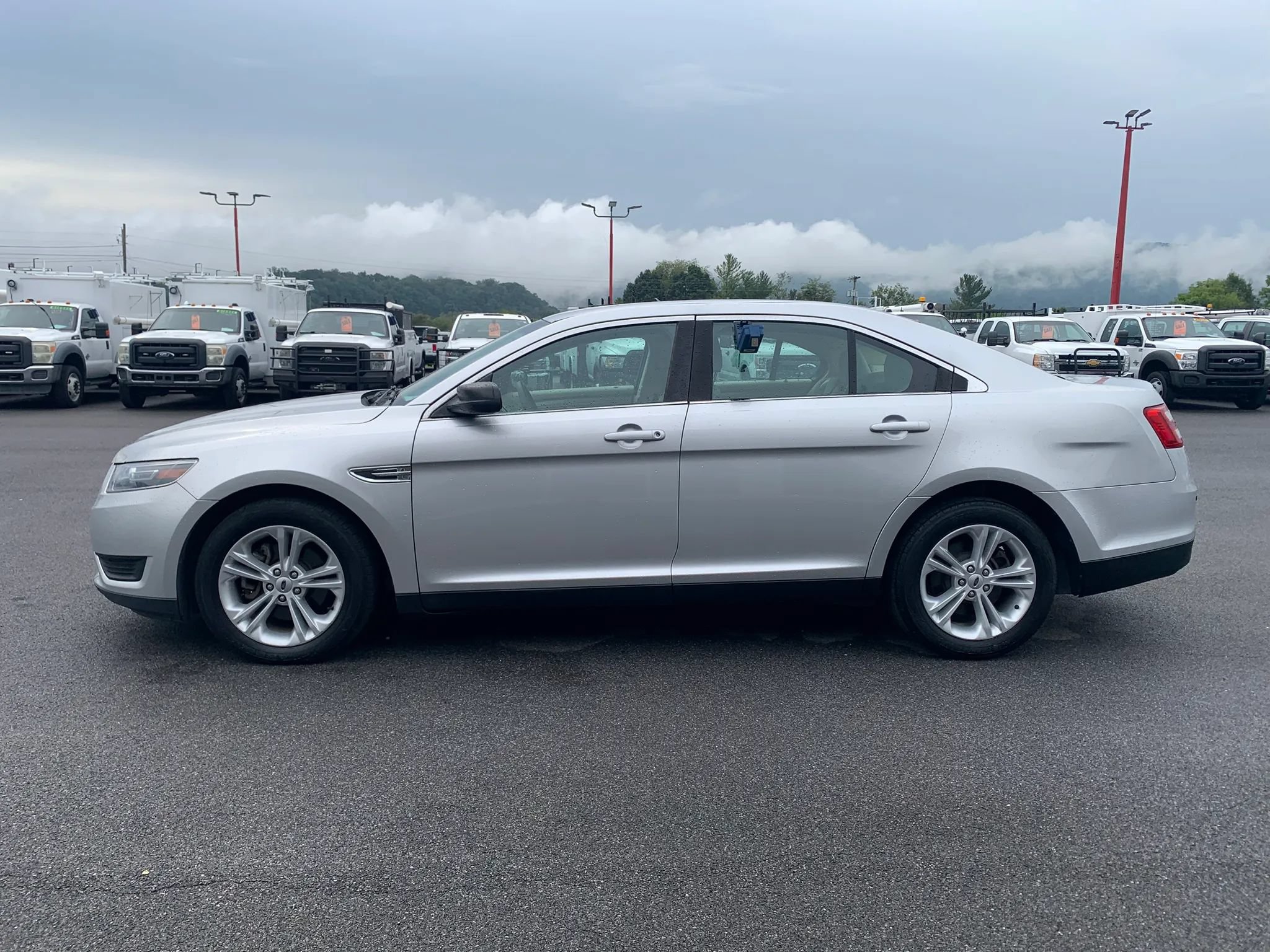 Used 2019 Ford Taurus SE FWD image 5