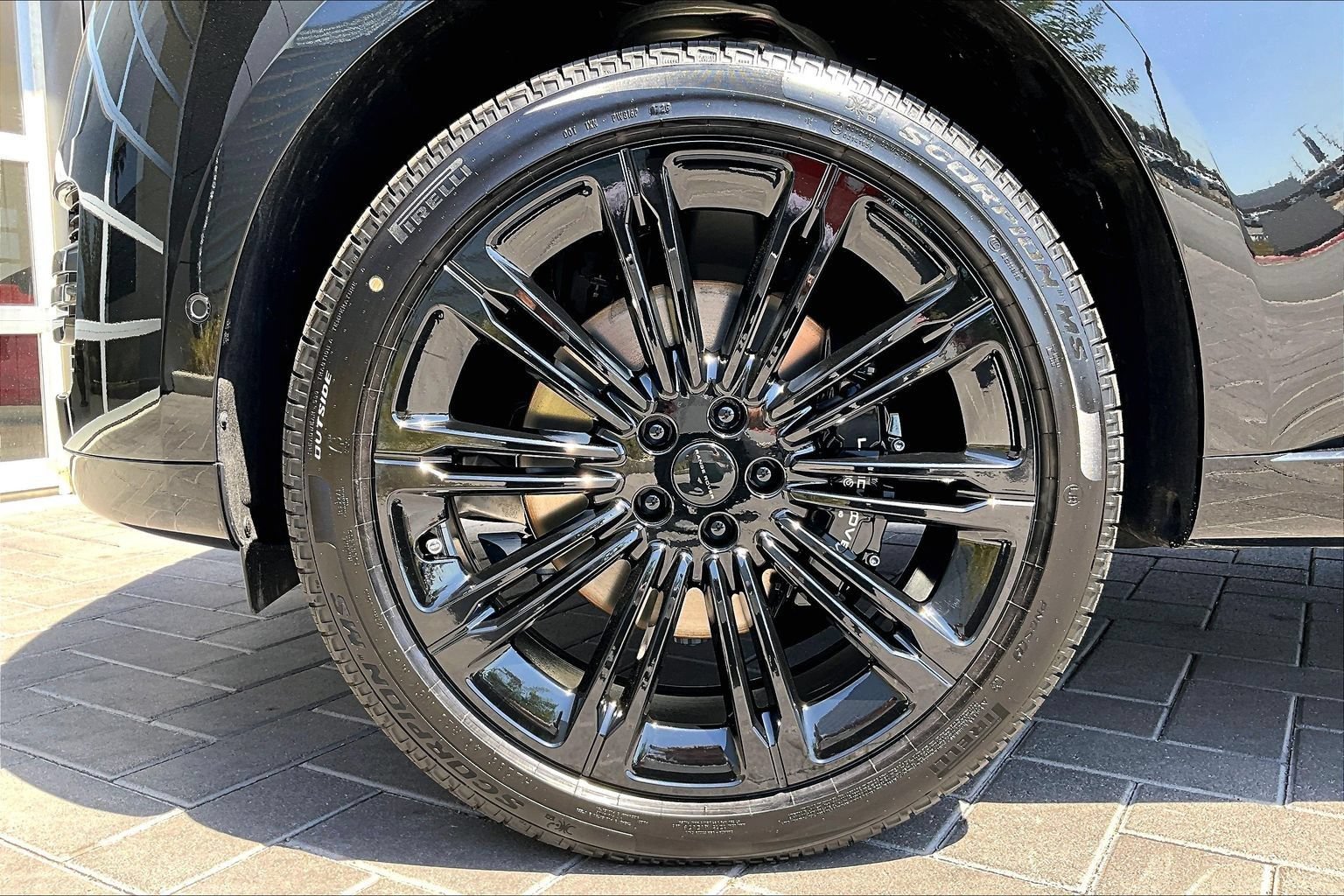 New 2026 Land Rover Range Rover Long Wheelbase SE AWD/4WD image 13
