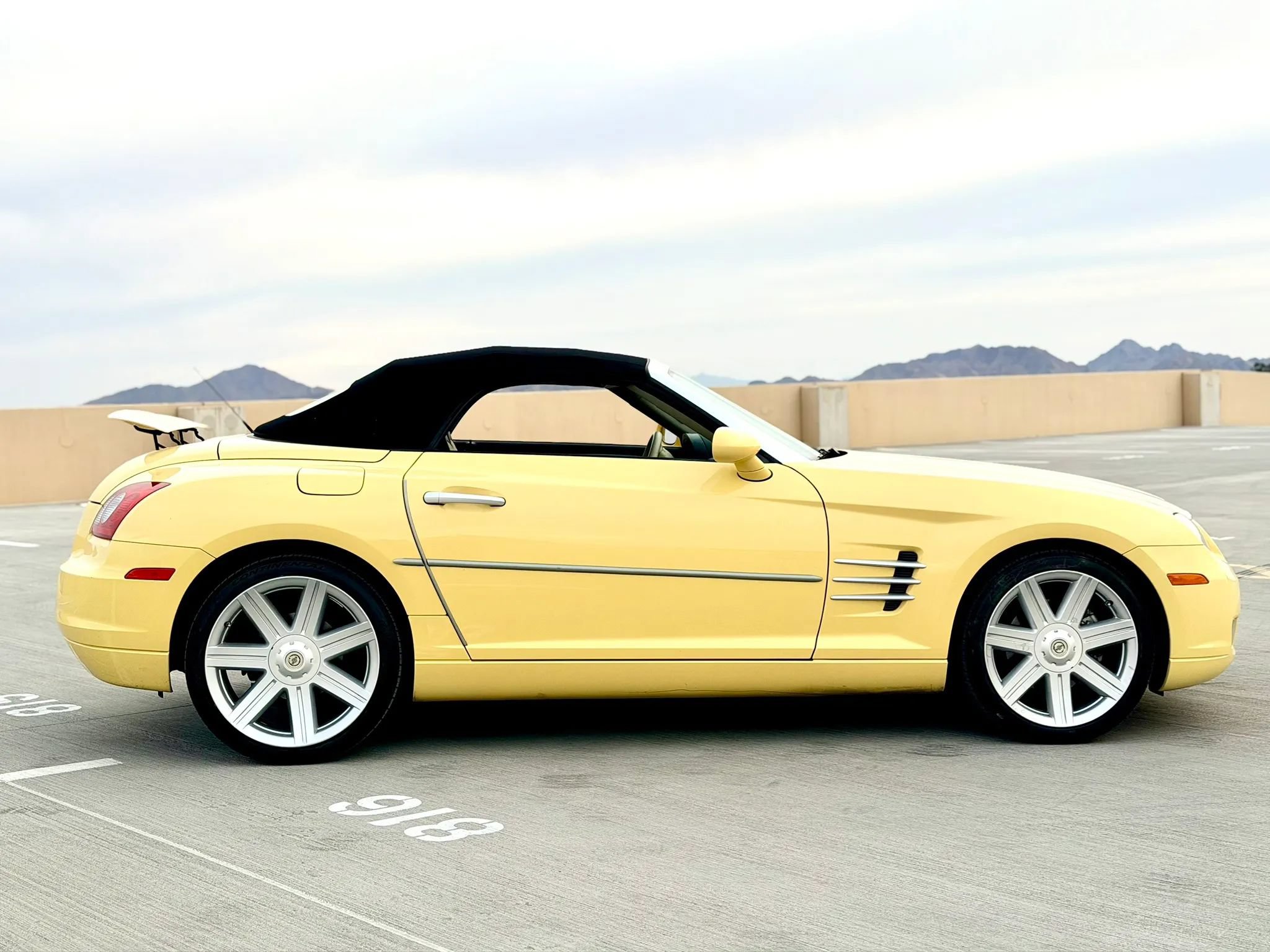 Used 2005 Chrysler Crossfire Limited RWD image 4
