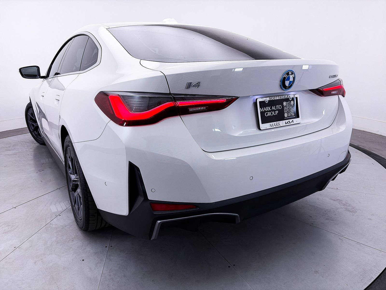 Used 2023 BMW i4 eDrive40 w/ Premium Package RWD image 11