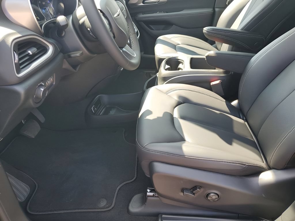 New 2026 Chrysler Voyager LX FWD image 30