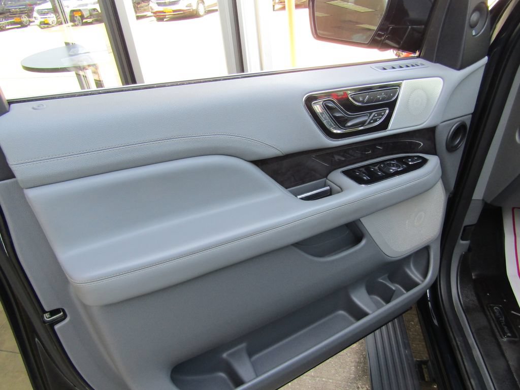 Used 2019 Lincoln Navigator Reserve w/ Cargo Package AWD/4WD image 25