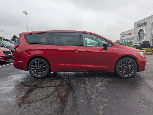 New 2026 Chrysler Pacifica Select FWD image 2