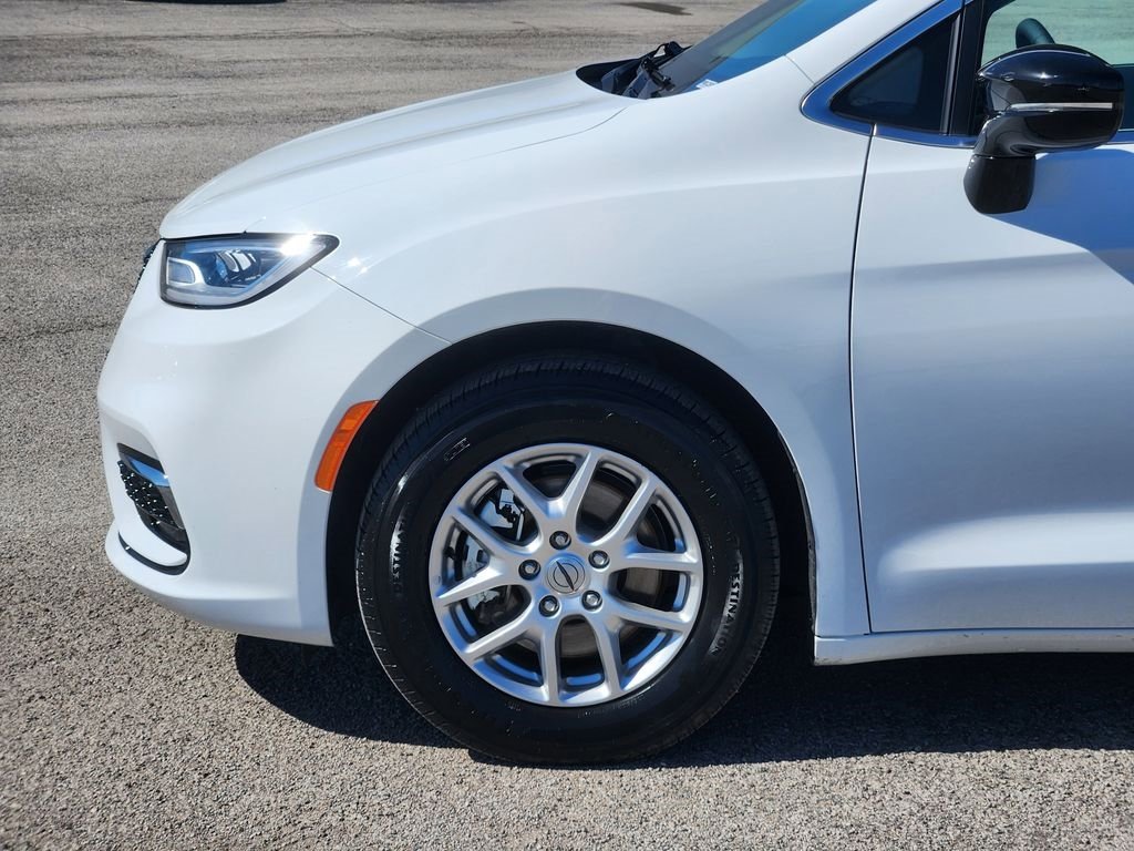 Used 2024 Chrysler Pacifica Touring-L image 8